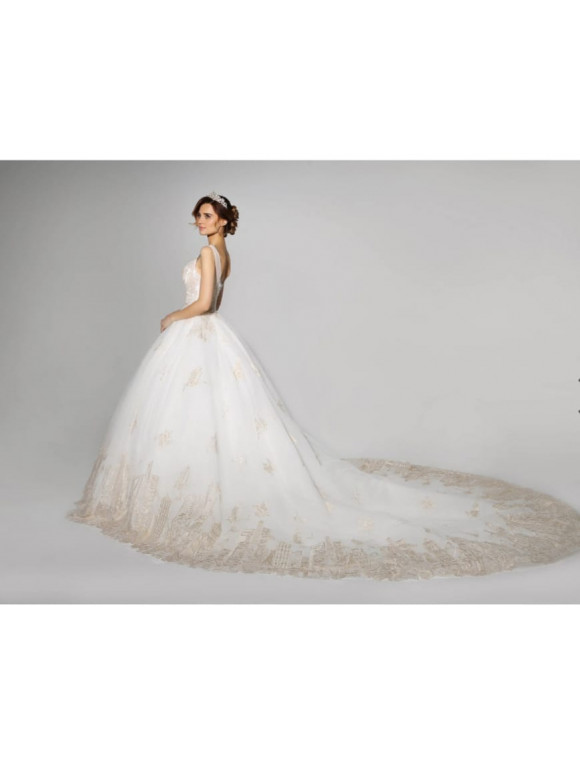 Свадебное платье с вышевкой в салоне свадебной и вечерней моды SV: фото