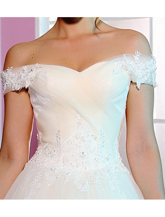 Свадебное платье с кружевными аппликациями в салоне свадебной и вечерней моды SV: фото