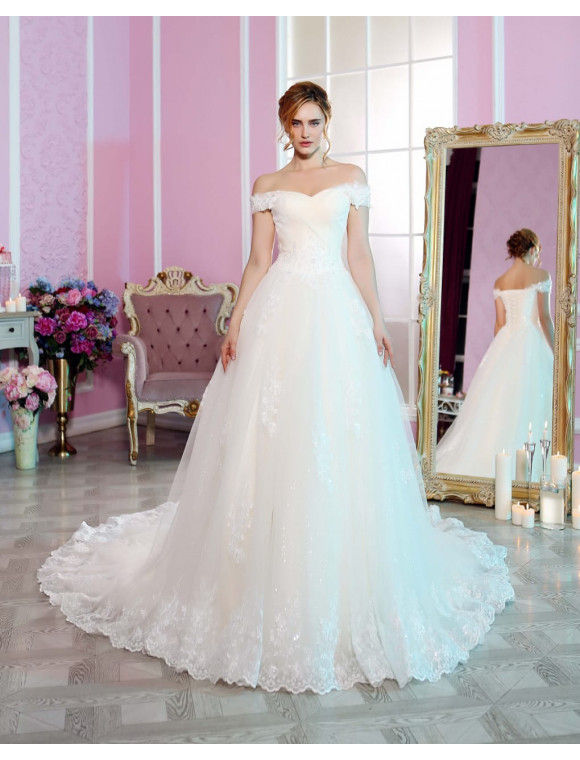 Свадебное платье с кружевными аппликациями в салоне свадебной и вечерней моды SV: фото